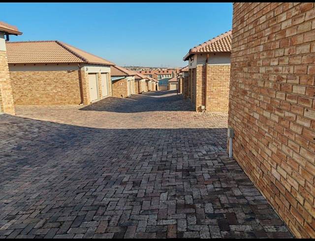 2 BEDROOM HOUSE FOR SALE IN KOSMOSDAL